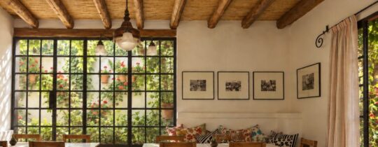 Comedor de Finca Adalgisa con techo de caña, piso de mosaicos y almohadones de distintos estampados