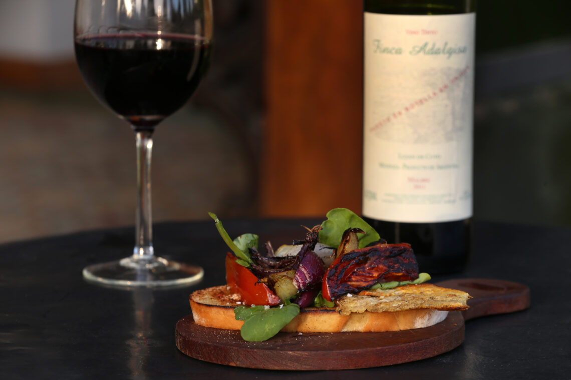 Bruschetta tradicional con aceite de oliva propio y vino de Familia Furlotti en Finca Adalgisa, Mendoza