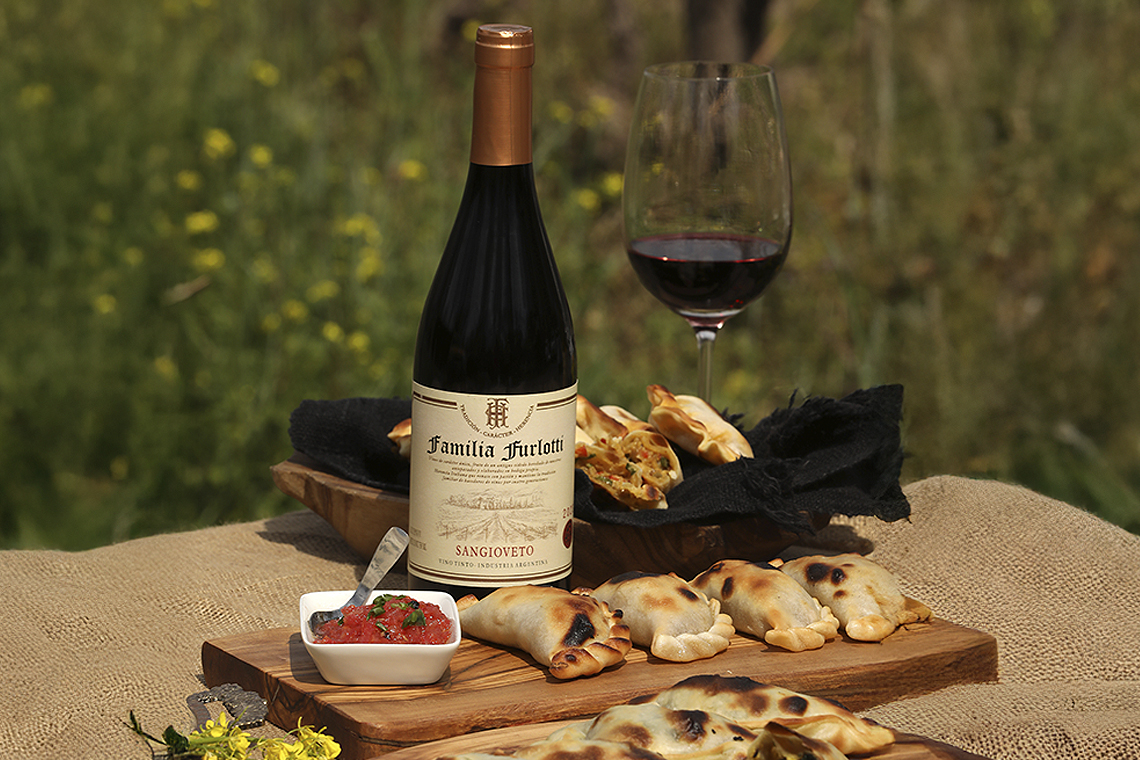 Sangioveto de Lunlunta con empanadas mendocinas
