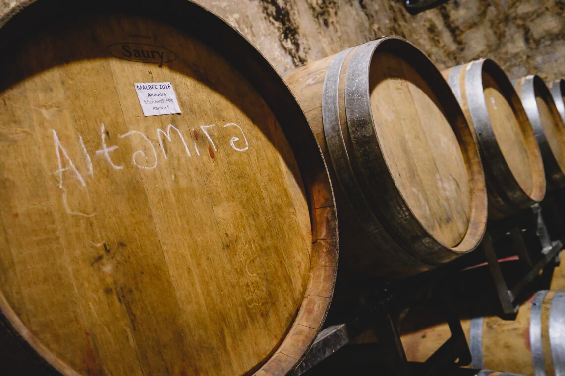 Barricas de roble en una bodega de Mendoza, durante una visita enoturística