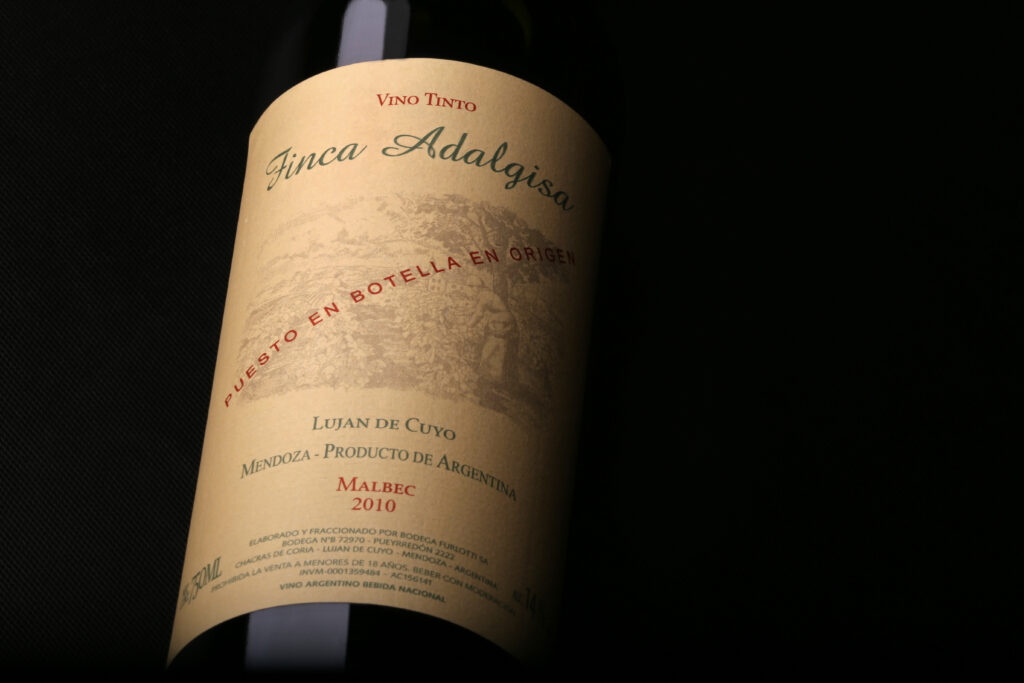 Detalle de la etiqueta del vino Finca Adalgisa, elaborado a partir del viñedo histórico de la finca en Mendoza.