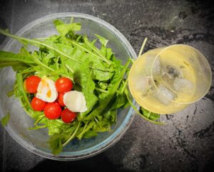 Semillón de Familia Furlotti con ensalada de huerta, achicoria fresca, tomates y huevos caseros.