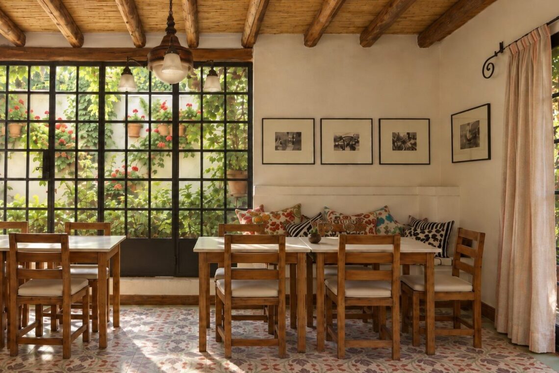 Comedor de Finca Adalgisa con techo de caña, piso de mosaicos y almohadones de distintos estampados