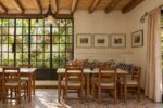 Comedor de Finca Adalgisa con techo de caña, piso de mosaicos y almohadones de distintos estampados